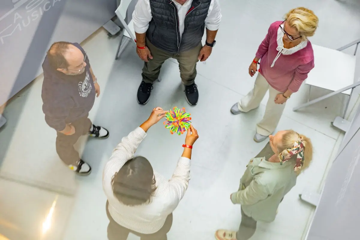 Pratique du lâcher-prise et de la méditation guidée lors d'un atelier collectif de sophrologie