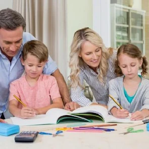 Parents participant à un atelier de sophro-pédagogie pour accompagner la scolarité et la concentration de leur enfant