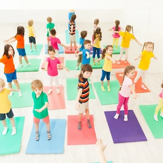 Enfants participant à un atelier ludique de sophrologie La Bulle des Émotions à Boulogne-Billancourt