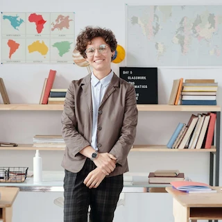 Enseignants et équipe pédagogique participant à un atelier de sophrologie pour apprendre à instaurer un climat de classe serein