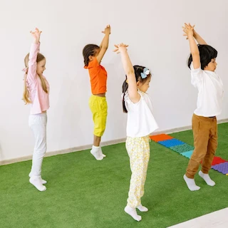 Enfants pratiquant des mouvements de relaxation dynamique lors du cours de sophrologie du mercredi au CAB de Boulogne