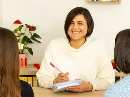 Elena Povolachi, sophrologue proche d'Issy-les-Moulineaux, en séance au cabinet.
