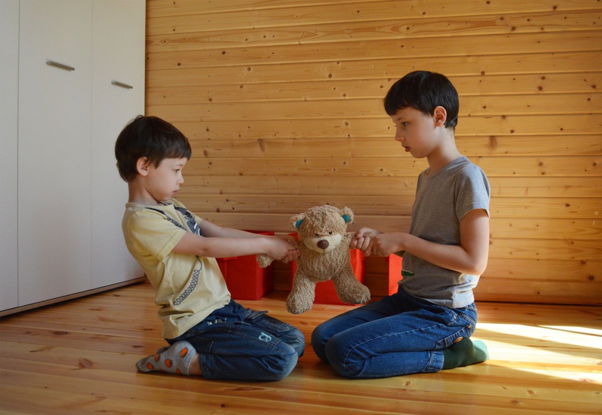 La technique du « Message Clair » : apprendre aux enfants à gérer leurs conflits 