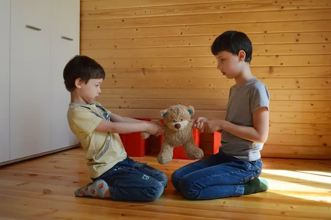 La technique du « Message Clair » : apprendre aux enfants à gérer leurs conflits 