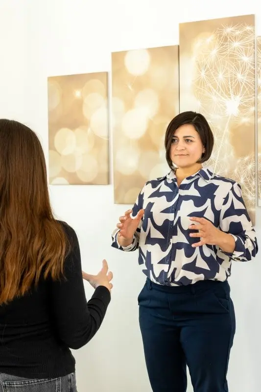 Elena Povolachi en séance d'hypnose créative avec un enfant à Boulogne-Billancourt