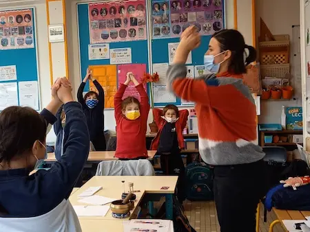 Exercice de respiration et de relaxation dynamique pour stimuler la concentration des élèves de primaire